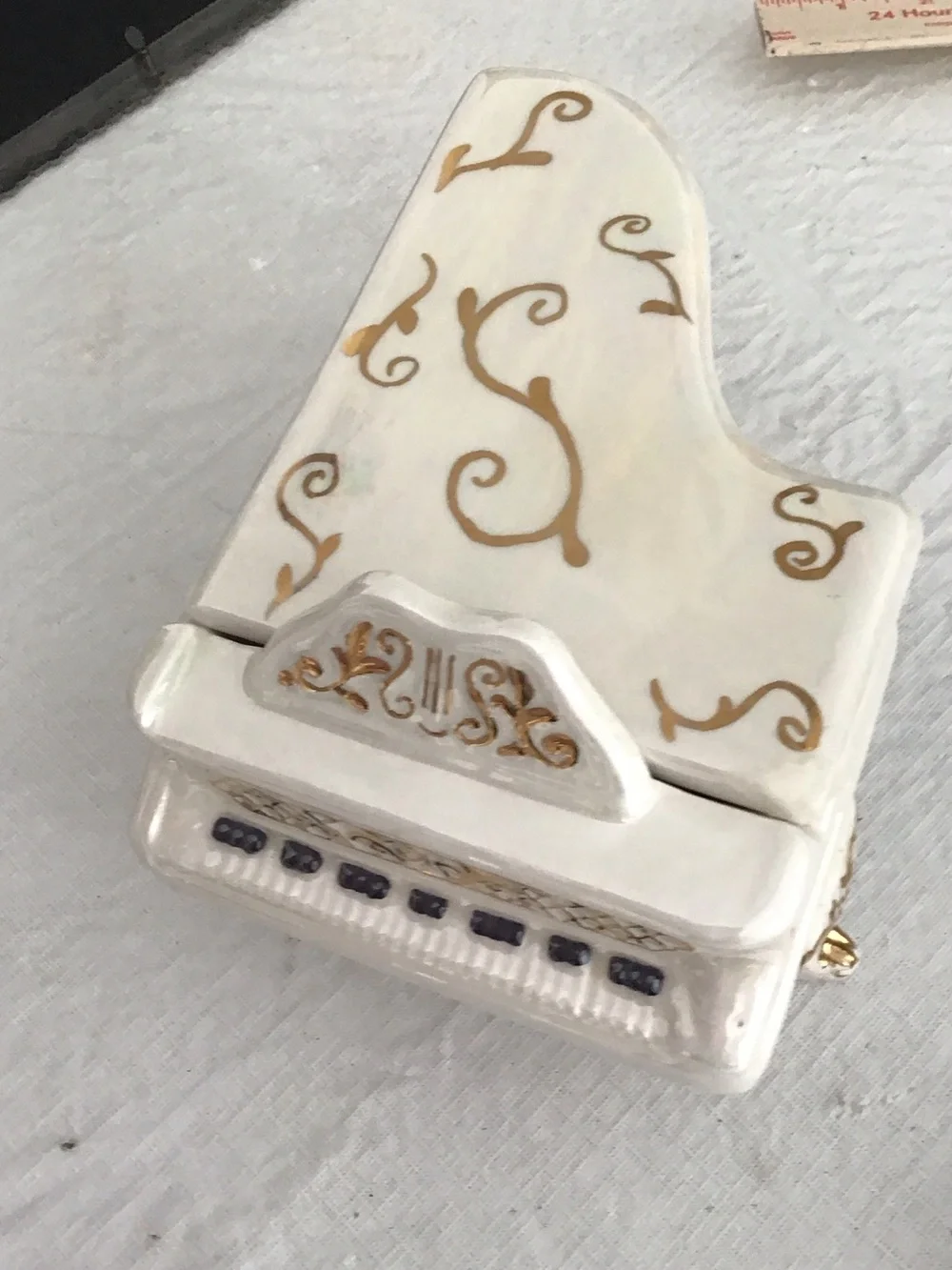 Ceramic White & Gold Grand Piano Jewelry Box.  #252